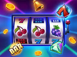 shwe game ကတ်ဂိမ်း မိုဘိုင်း APP ဖြင့် ကစားနေသောပုံ